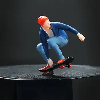 Миниатюрна фигурка на момче на скейтборд за градинска модели на влакове, аксесоари за куклена Къща